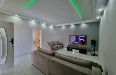 Casa em condomínio fechado com 03 dormitórios amplos