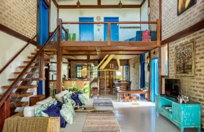 Casa com 5 suítes em trancoso. 487m2 de área construída! no condomínio outeiro das brisas, praia do espelho, beira mar.