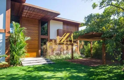 Casa de luxo com 5 suítes, 639m2 de área construída no incrível condomínio enseada do castelo. 1 cota por r$ 1.280.000,00.