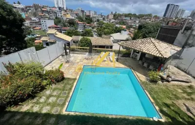Casa super espaçosa e confortável no condomínio fechado, quinta do candeal. 4 suítes com piscina, churrasqueira e bastante espaço com jardim.