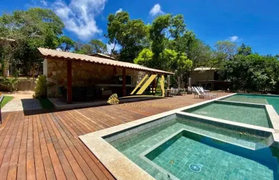 Praia do forte exclusive: casa duplex finamente decorada e mobiliada: 3 quartos, lavabo, varanda com espaço gourmet e cozinha americana. energia solar