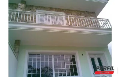 Maravilhoso sobrado com fino acabamento em rua arborizada