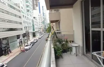 Apartamento no centro de balneário camboriú, a 500 metros da praia