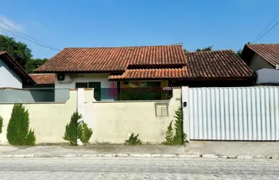 Casa com 4 dormitórios sendo 1 suíte na meia praia em navegantes - patrícia cous