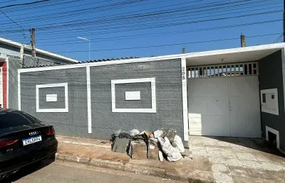 Caso assombrada 
2 domitorios ,3 banheiros 
sala ,cozinha , 3 autos ,pis