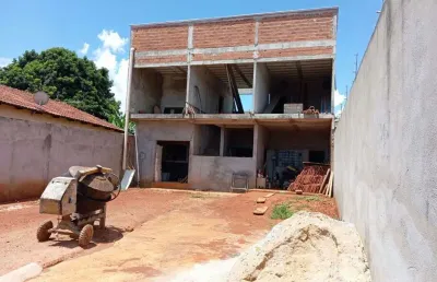 Sobrado de 3 quartos com suíte, 2 salas e 2 vagas de garagem no setor são carlos, goiânia-go: confira!
