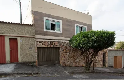 Excelente casa de dois andares, churrasqueira e piscina (próximo à avenida abílio machado)