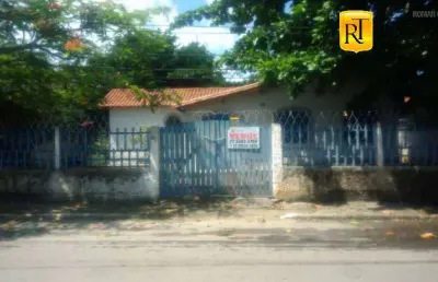 Casa com amplo espaço para investimento e lazer em local privilegiado