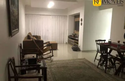 Apartamento reformado com ótima localização próxima à praia e ao comércio