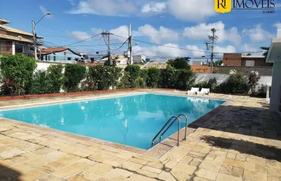 Prédio com apartamentos e espaço de lazer nas palmeiras