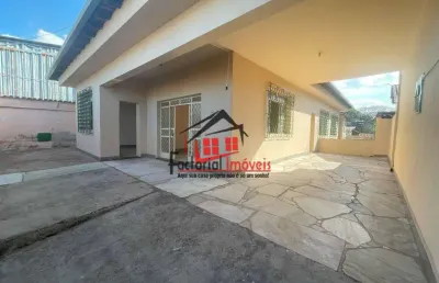 Casa ampla com 4 quartos e duas vagas próximo da delta