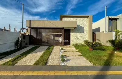 Casa térrea localizada no jardins bolonha, com 3 suítes plenas.