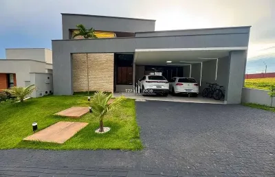 Casa térrea mobiliada com 4 quartos e 3 suítes plenas.