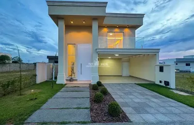 Ágio sobrado de arquitetura neoclássica com 5 quartos sendo 3 suítes.