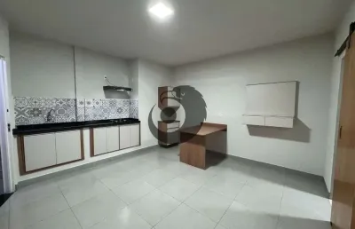Apartamento kitnet com armarios e cooktop, agua, iptu e internet compartilhada inclusos.
