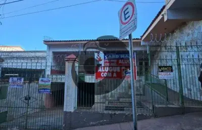 Versatil e bem localizada – casa no centro da cidade