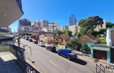 Apartamento central com 3 dormitórios, sacada e garagem – próximo à ufn e av. pr