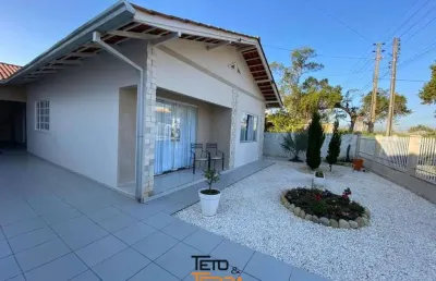 Casa á venda no centro em canelinha,  2 dormitórios sendo 1 com closet, 100m²