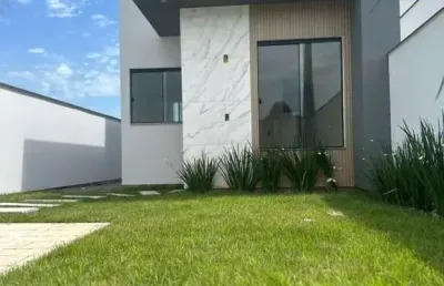 Casa á venda em canelinha, possuindo 55m², com 2 dormitórios e amplo terreno