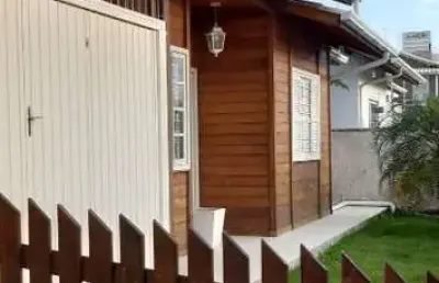 Casa á venda no centro em tijucas, 03 casas no terreno