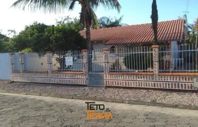 Casa á venda no bairro universitários, com 2 suítes possuindo 69m²