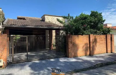 Casa á venda no bairro universitários  com 4 dormitórios sendo 1 suíte com 138m²