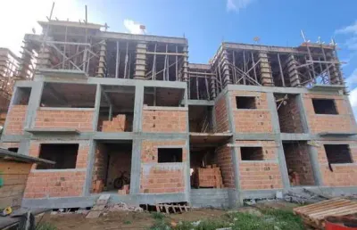 Apartamento á venda com 53m² em tijucas, 2 dormitórios, sacada com churrasqueira