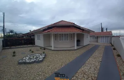 Casa com 85m² no bairro centro em tijucas mobiliada com amplo espaço no terreno