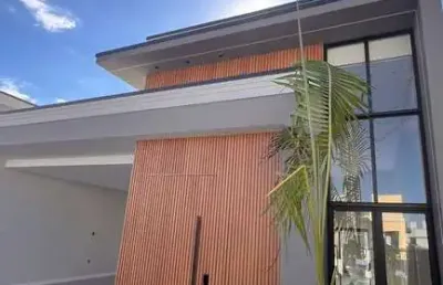 Maravilhosa casa á venda com piscina, 2 demi-suíte e 1 suíte com closet, 240m²