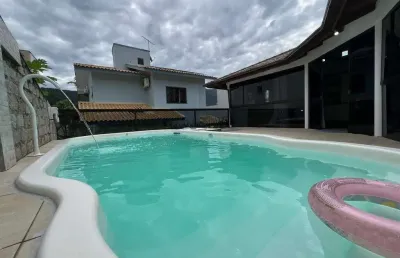 Casa à venda, no bairro pedra branca, palhoça-sc, com 4 quartos, sendo 1 suíte, com 2 vagas