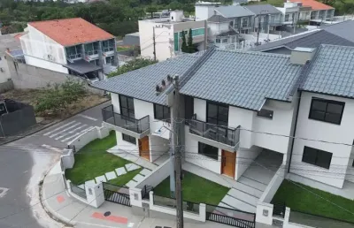 Sobrado à venda, no bairro potecas, são josé-sc, com 3 quartos, sendo 1 suíte, com 2 vagas
