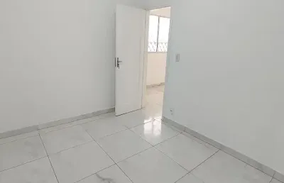 Aluguel de casa térrea de frente toda reformada de 80m2 com 2 dorms , 1 suíte e  2 vagas de veículo no bairro do boqueirão em santos-sp