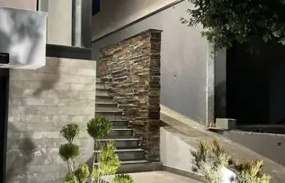 Casa moderna e sofisticada com área gourmet e jardim iluminado. tremembé-sp