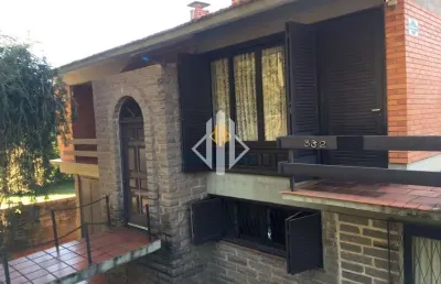 Contalex vende casa bairro centro, proximo a av. patria. construção sólida, e amplas dependencias, com ótimo terreno e arborização.