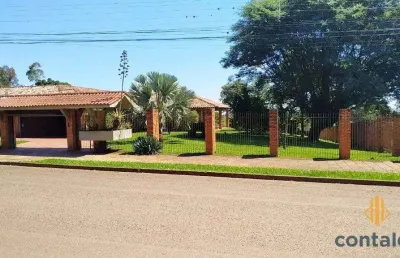 Casa de alto padrão com muito espaço e conforto e amplo terreno.