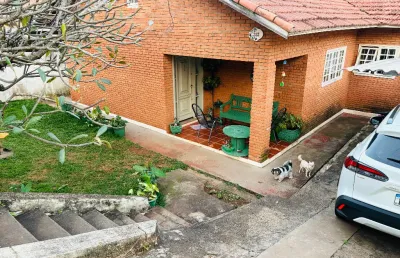 Casa charmosa em estilo americano com tijolinho à vista no recanto azul
