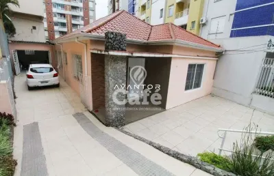 Casa 3 dormitórios com pátio no centro de santa maria-rs.