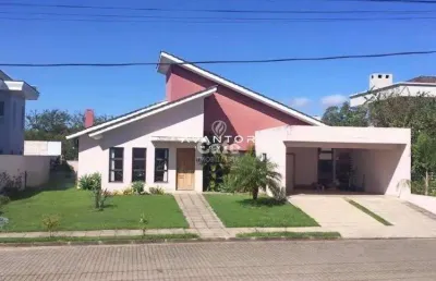 Ampla casa com 233,45 m², 03 dormitórios 4 vagas de garagem no cond. sociedade d