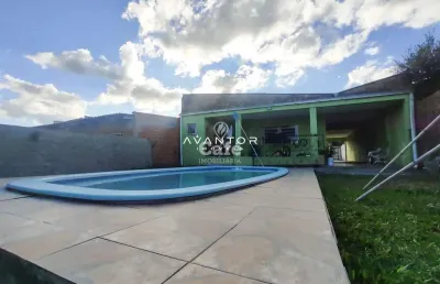 Casa com 03 dormitórios em bairro tranquilo possui piscina e vaga para 03 veícul