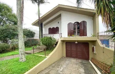Ampla casa, 4 dormitórios, 1 suíte, 3 banheiros, espaço gourmet, piscina, bairro