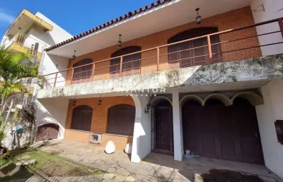 Casa duplex com 4 dormitórios, sala de estar, sala de jantar, 3 banheiros, larei