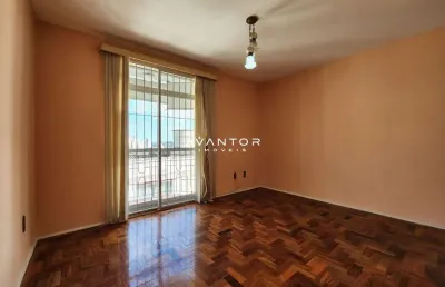 Amplo apartamento de 2 dormitórios, 2 banheiros e garagem.