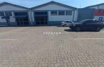 Pavilhão para alugar em camobi amplo de 350 m², possui 2 banheiros e estacioname
