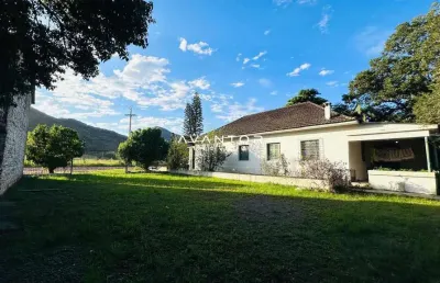 Residência e pavilhão com muita natureza próximo a ufsm