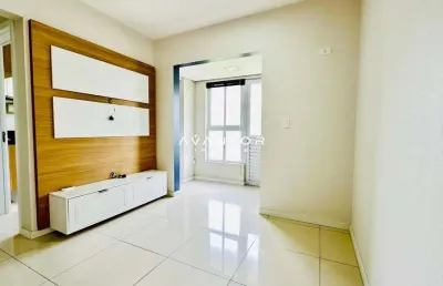 Amplo apartamento novo de 1 dormitório, semi mobiliado e com garagem.
