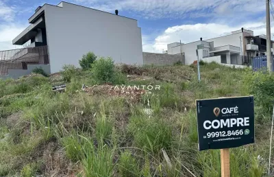 Terreno de esquina com 527m² no condomínio terras de santorini