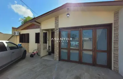 Casa de 3 dormitórios, com pátio, no bairro duque de caxias