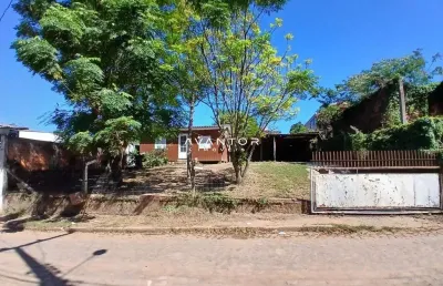 Casa de 3 dormitórios, sala de estar, banheiro social, cozinha, área de serviço,