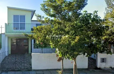 Casa duplex de 4 dormitórios, sala de estar, 3 banheiros, 2 cozinhas, área de se