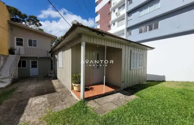 Casa 3 dormitórios, cozinha, banheiro social, vaga de garagem, bairro lourdes.
